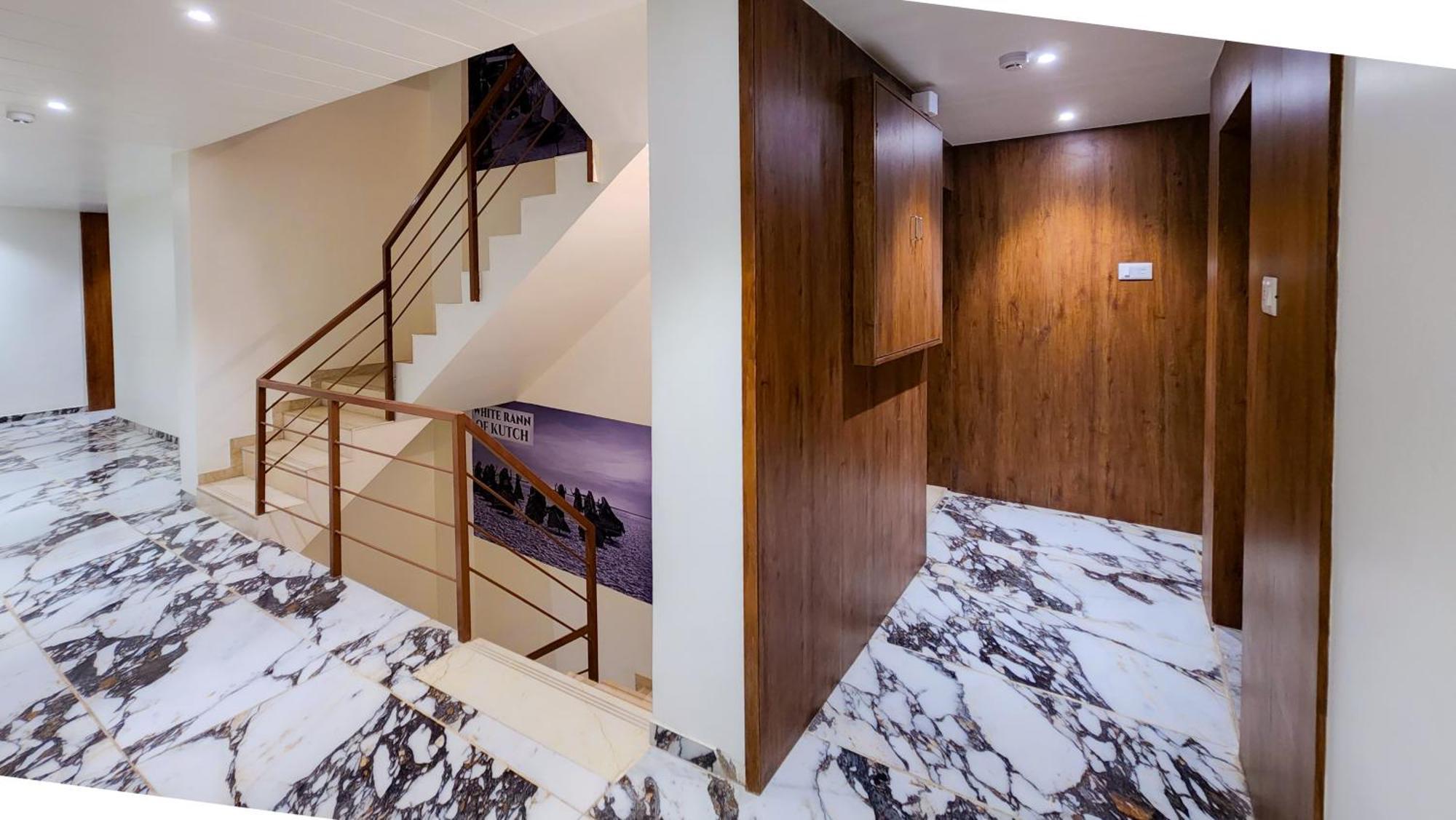 Hotel Nova Pride Radźkot Zewnętrze zdjęcie
