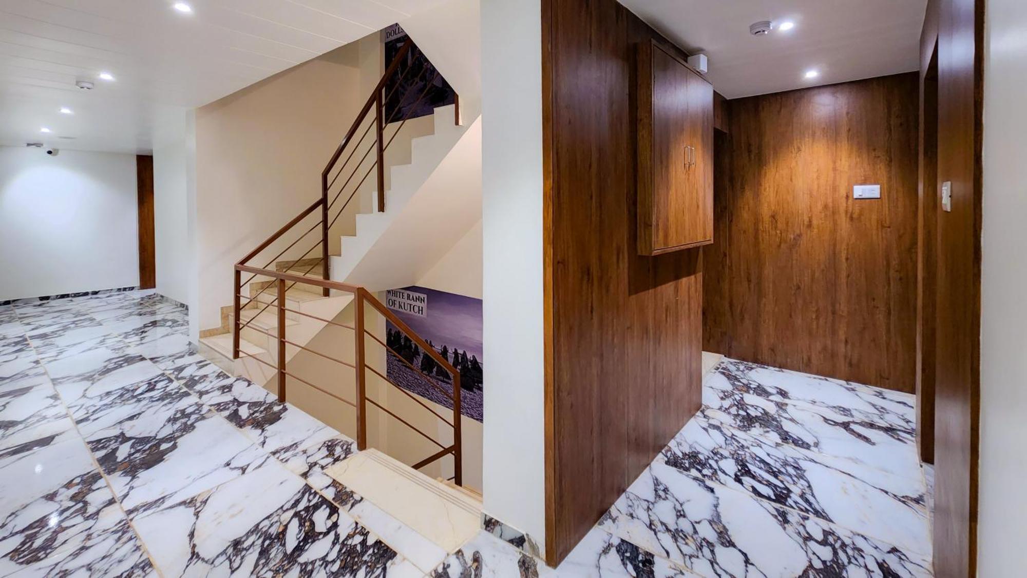 Hotel Nova Pride Radźkot Zewnętrze zdjęcie